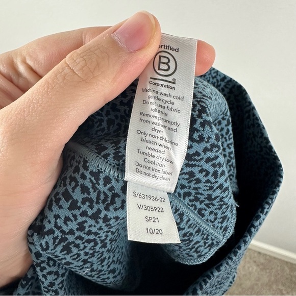 Athleta Blue Black Cheetah Salutation Stash Pocket II Textured Tights Size XXS - Picture 7 of 7